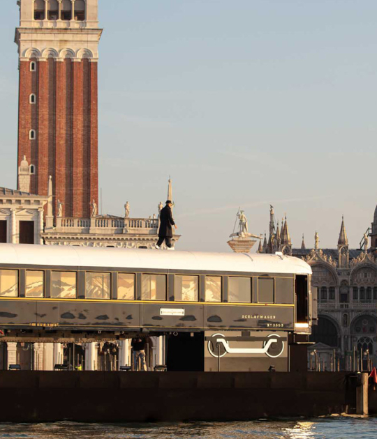 L’Observatoire por JR, un vagón del Venice Simplon-Orient-Express, Venecia, Italia, 2024. Fotografía cortesía de JR