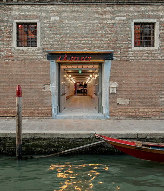 Cà Select Bar en Venecia por Marcante-Testa. Fotografía por Helenio Barbetta Cà Select Bar en Venecia por Marcante-Testa. Fotografía por Helenio Barbetta