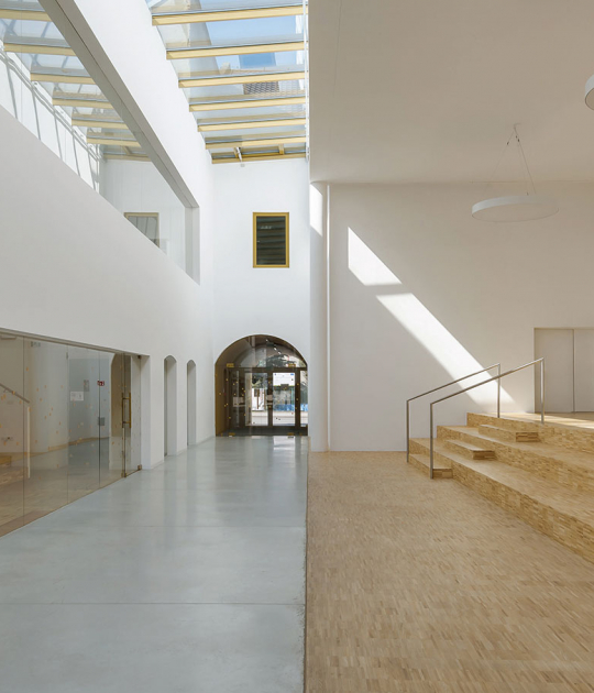 Public Library in Głuchołazy by M. i A. Domicz. Photography by Stan Zajaczkowski Public Library in Głuchołazy by M. i A. Domicz. Photography by Stan Zajaczkowski