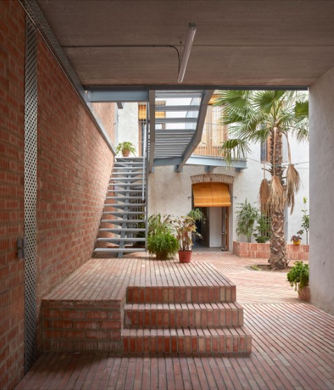 Residential building renovated in El Cabanyal by David Estal and Arturo Sanz. Photograph by Mariela Apollonio Residential building renovated in El Cabanyal by David Estal and Arturo Sanz. Photograph by Mariela Apollonio