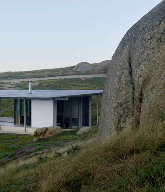 Shack in the Rocks by Sean Godsell Architects. Photograph by Earl Carter Shack in the Rocks by Sean Godsell Architects. Photograph by Earl Carter