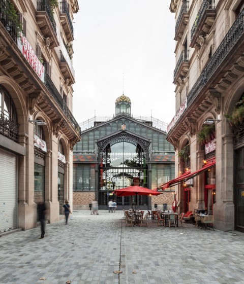 View of urbanization of the Mercat del Born's surroundings performed by Vora. Photography © Adrià Goula View of urbanization of the Mercat del Born's surroundings performed by Vora. Photography © Adrià Goula