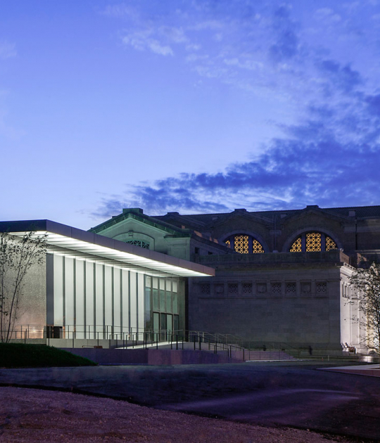 El 1904 Beaux Arts Main Building con el nuevo East Building en primer plano. Imagen cortesía de Saint Louis Art Museum and Architectural Wall Systems. Fotografía © Jacob Sharp  El 1904 Beaux Arts Main Building con el nuevo East Building en primer plano. Imagen cortesía de Saint Louis Art Museum and Architectural Wall Systems. Fotografía © Jacob Sharp