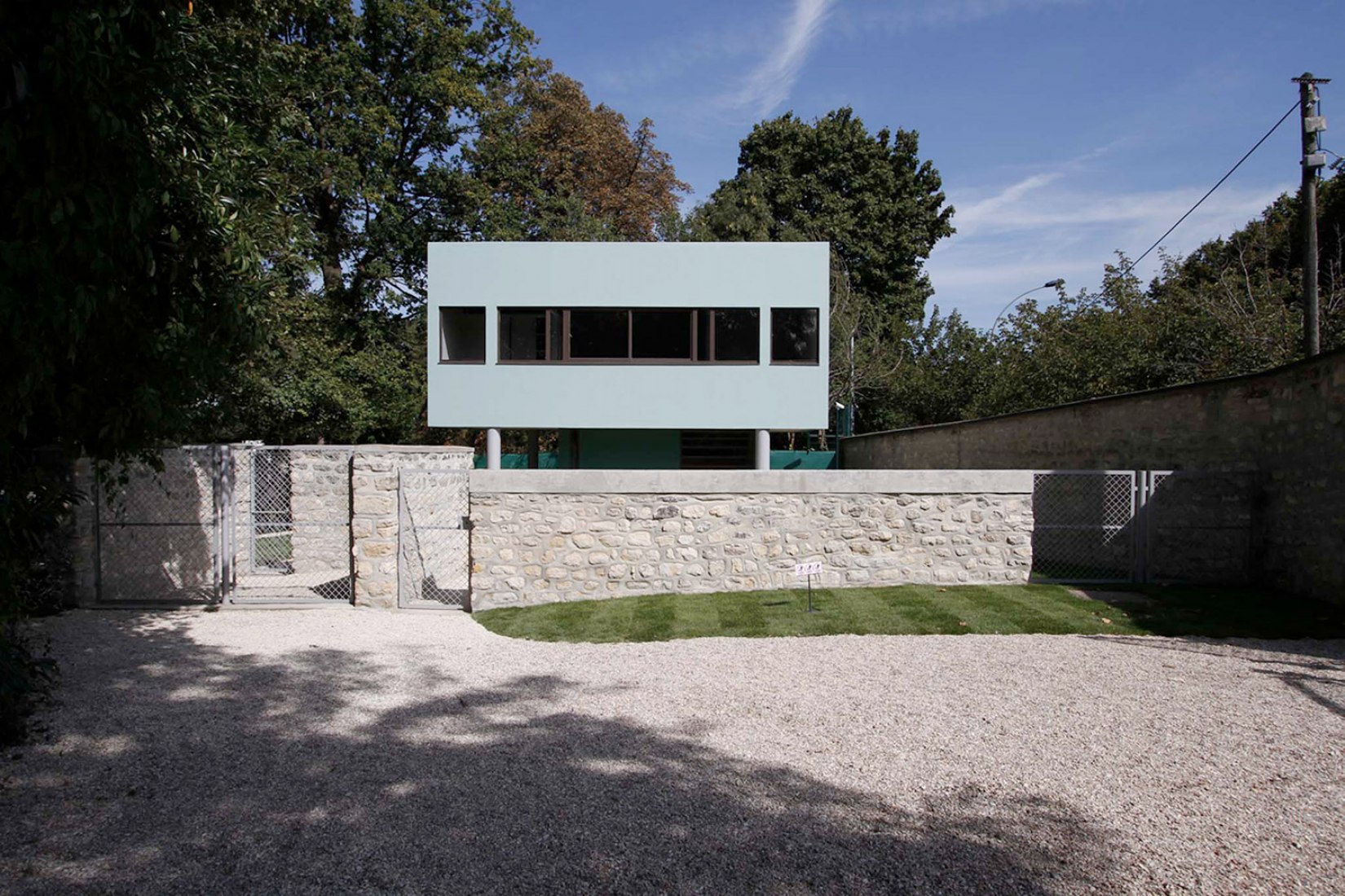 Front view. House of the Gardener of Villa Savoye. Photography © Emanuelle Metz, courtesy of CMN.