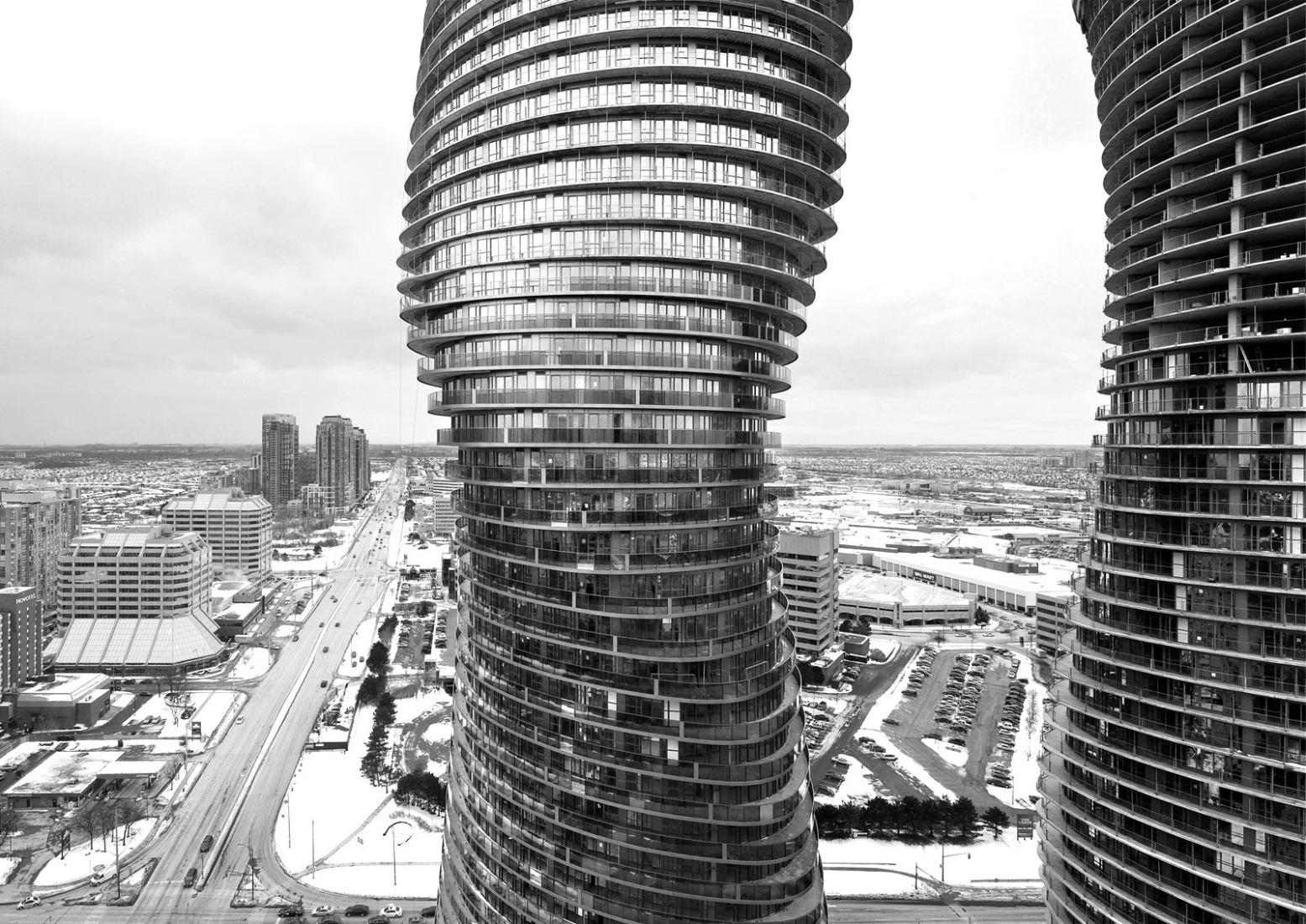 Las Absolute Towers, son 2 torres residenciales cerca de Toronto diseñadas por MAD, que superan los 170 metros, un nuevo enfoque para el diseño residencial.