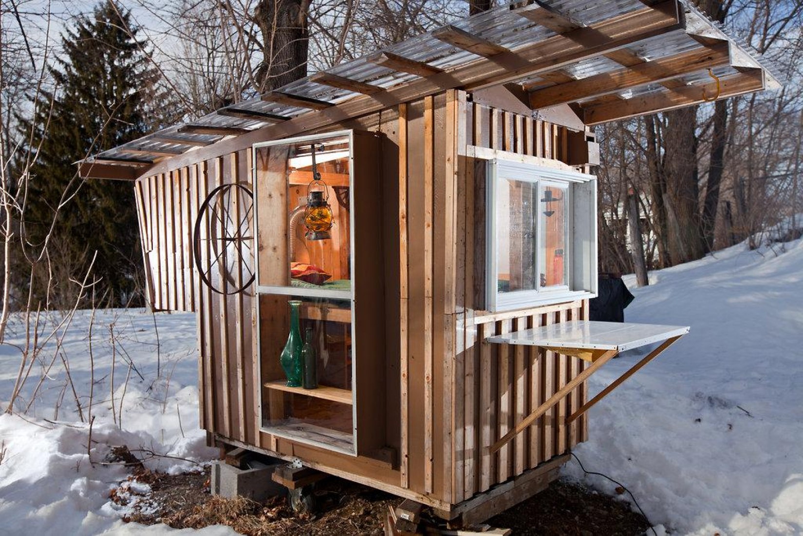 Tiny Yellow Houses Episode1, or a Tiny Homes for 140 euros. Photo by Erik Jacobs