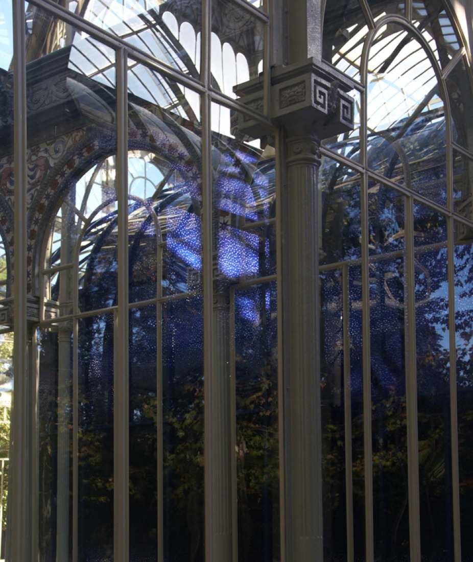 Imagen exterior-techo de la instalación "Escrito en los cuerpos celestes", realizada por Soledad Sevilla para el Palacio de Cristal, 2011. Fotografía por Joaquín Cortés/Román Lores. MNCARS.