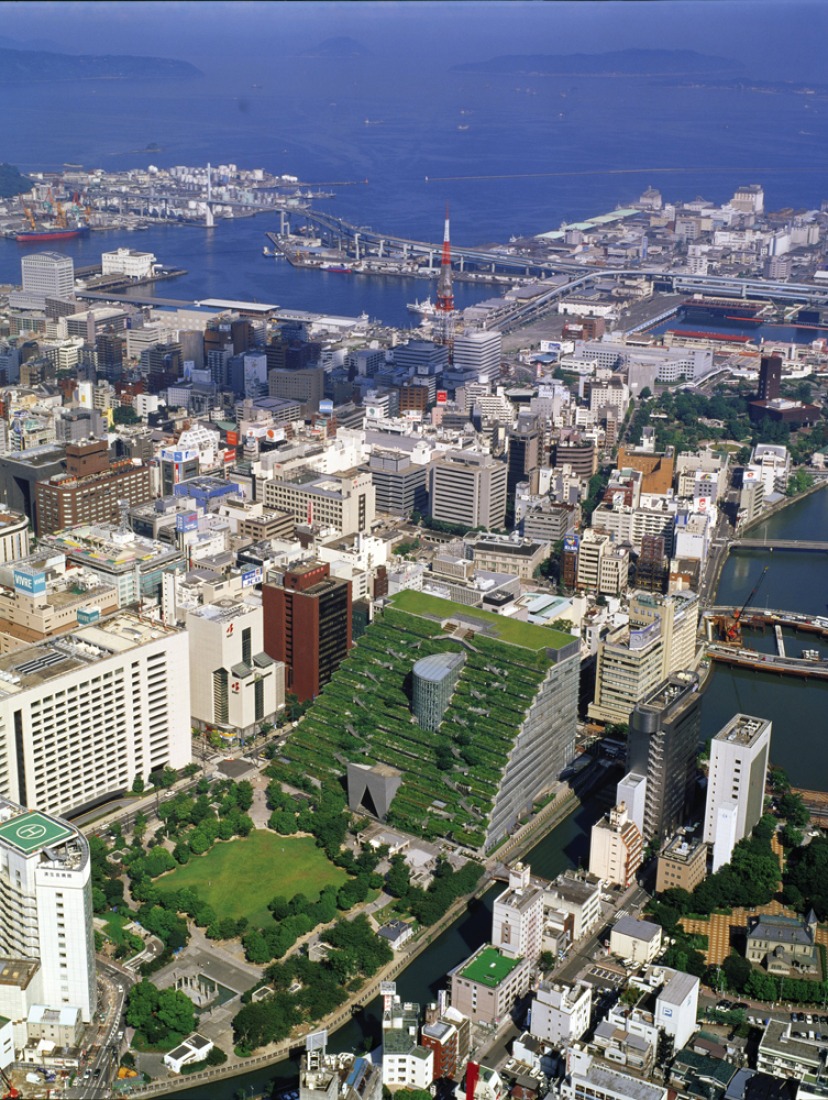 Vista de la fachada verde del Fukuoka Prefectural International Hall, 1990. Fukuoka, Japón.Emilio Ambasz. Fotografía © Hiromi Watanabe.