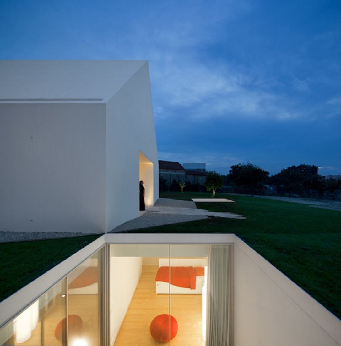 House, Leiria, Portugal. Aires Mateus. Photography © Fernando Guerra.