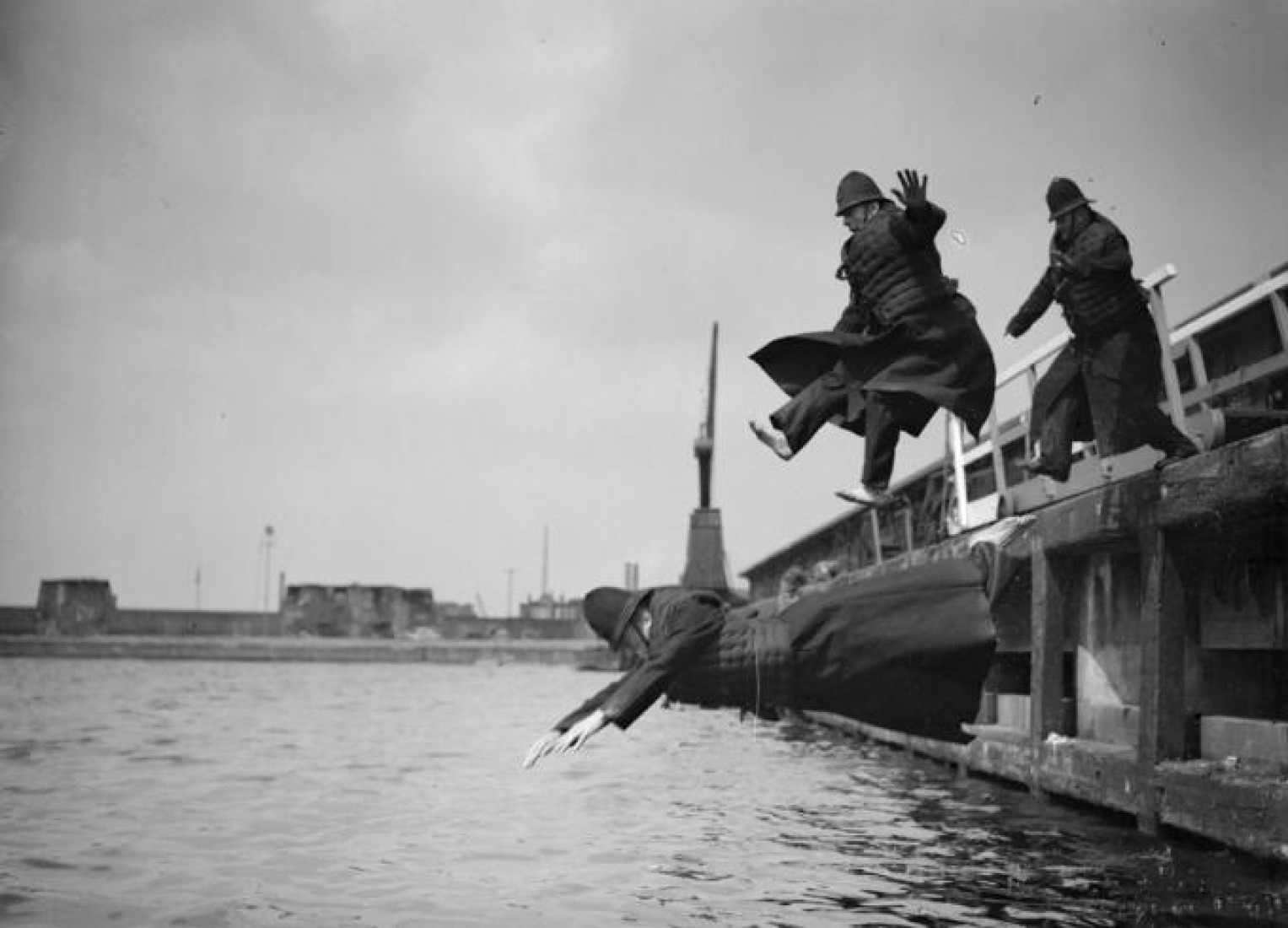 "Plunging Policemen". Tres miembros de la policía del Port of London Authority completamente vestidos saltan desde el West India Docks durante el test anual de sus chalecos salvavidas. (Foto por R Wesley/Getty Images). 