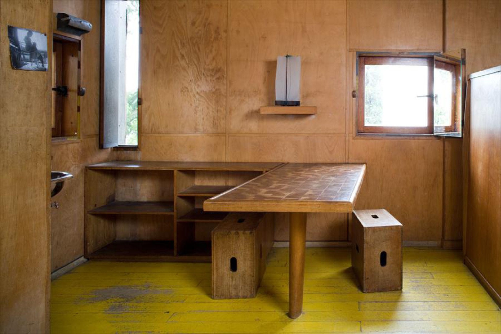 According to Carme Pinós, the main detail has its roots in poetics, “even if we want to be austere, this is something we shouldn't forget." Le Corbusier. Maison Cabanon, 1952. According to Carme Pinós, the main detail has its roots in poetics, “even if we want to be austere, this is something we shouldn't forget." Le Corbusier. Maison Cabanon, 1952.