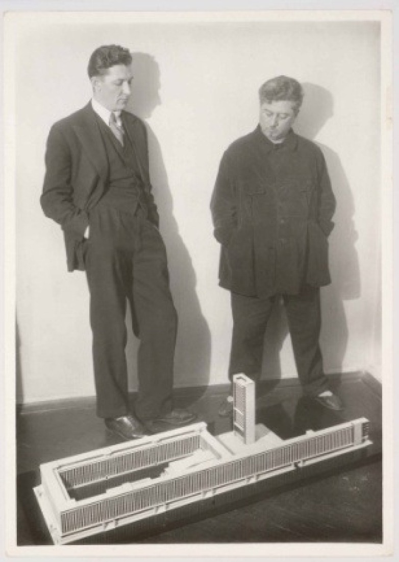 Daniil Fridman y Gleb Glushchenko con la maqueta del edificio de la Industria, Sverdlovsk, U.R.S.S.