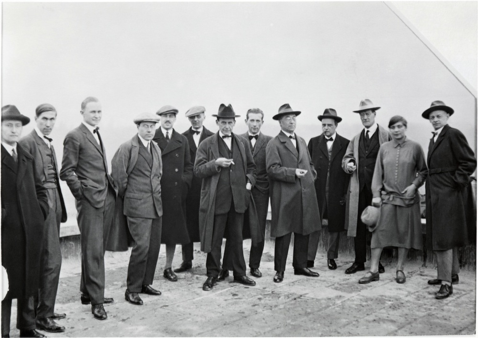 Maestros de la Bauhaus en la cubierta del edifico de Dessau, 1926. Cortesía del Archivo de la Bauhaus de Berlín y del Centro Pompidou de París.De izquierda a derecha: Josef Albers, Hinnerk Scheper, Georg Muche, László Moholy-Nagy, Herbert Bayer, Joost Schmidt, Walter Gropius, Marcel Breuer, Wassily Kandinsky, Paul Klee, Lyonel Feininger, Gunta Stölzl y Oskar Schlemmer. 