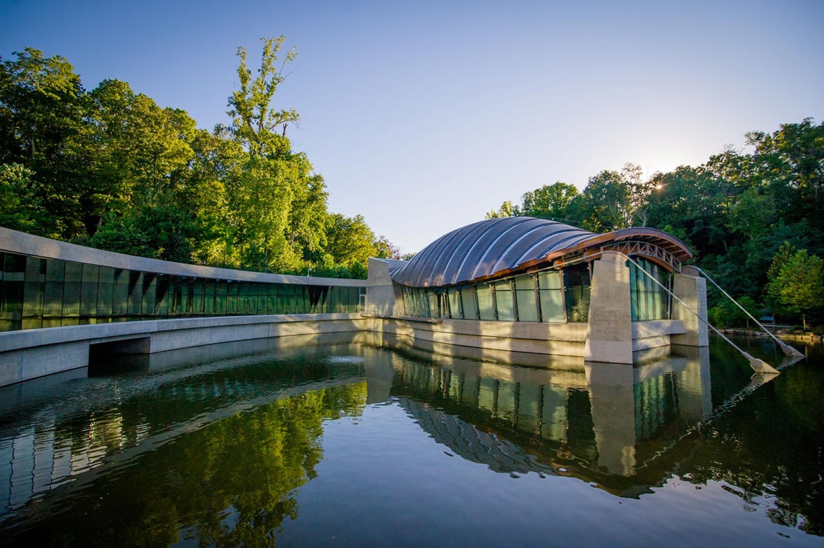 Crystal Bridges Museum of American Art by Moshe Safdie. Image courtesy of the museum.  Crystal Bridges Museum of American Art by Moshe Safdie. Image courtesy of the museum.