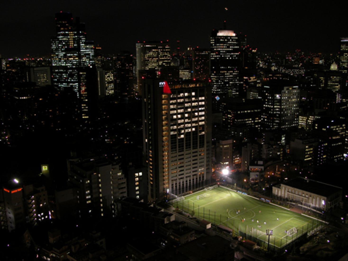 Deporte Urbano, futbol en el corazón de Tokio, Japón. photo credit © Marc Lemahieu