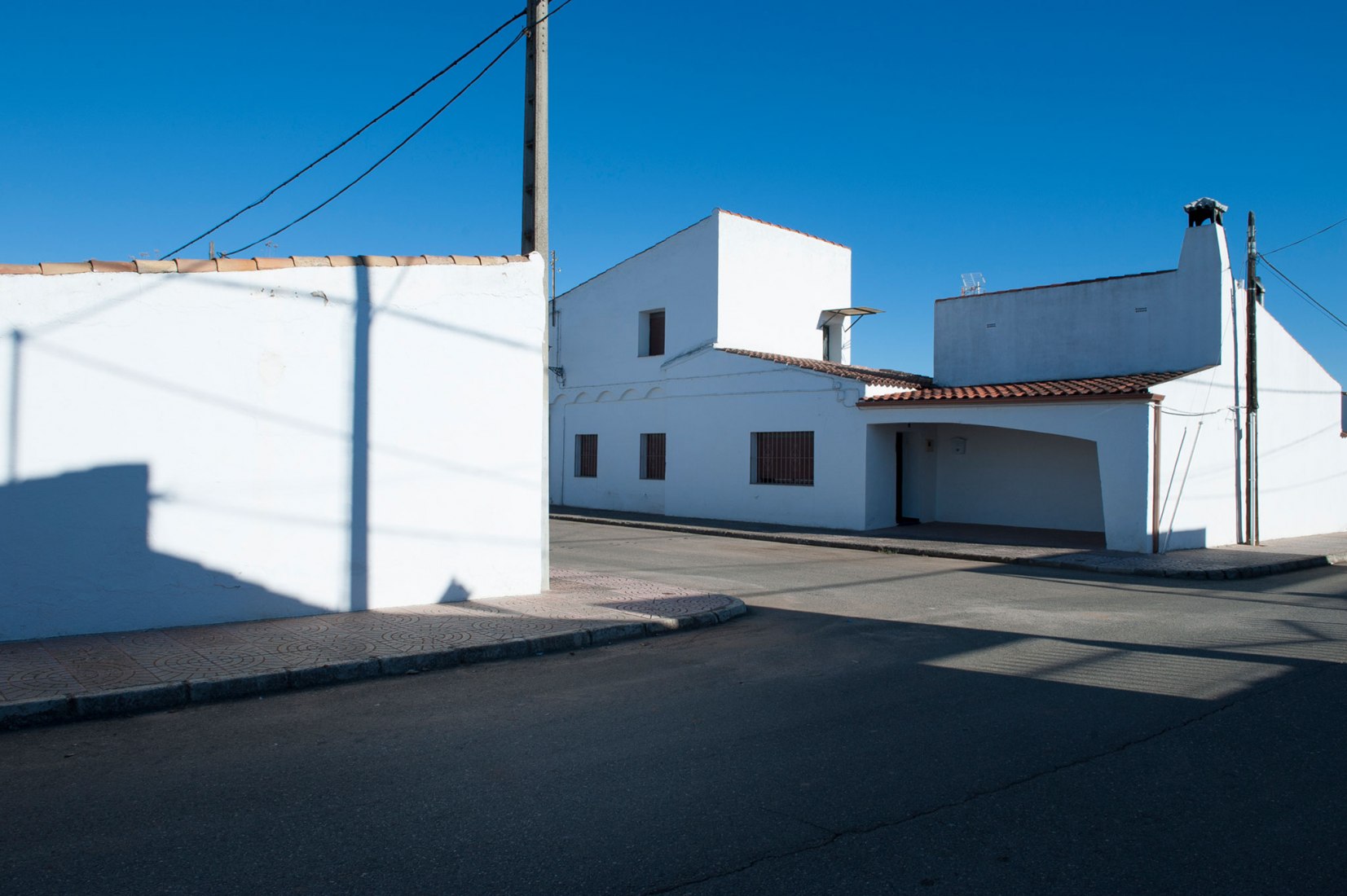 Town of Algallarín, by Carlos Arniches (Córdoba). This image belongs to the "Colonos" project, which I have been carrying out for three years with the architect Andrés Patiño, in which we show a current state of the program of the Spanish colonization of the INC, developed during the Franco regime. We have traveled, up to now 30 villages of the 300 that are, and we are preparing a publication. Date image: 2016. Photograph by Ana © Amado