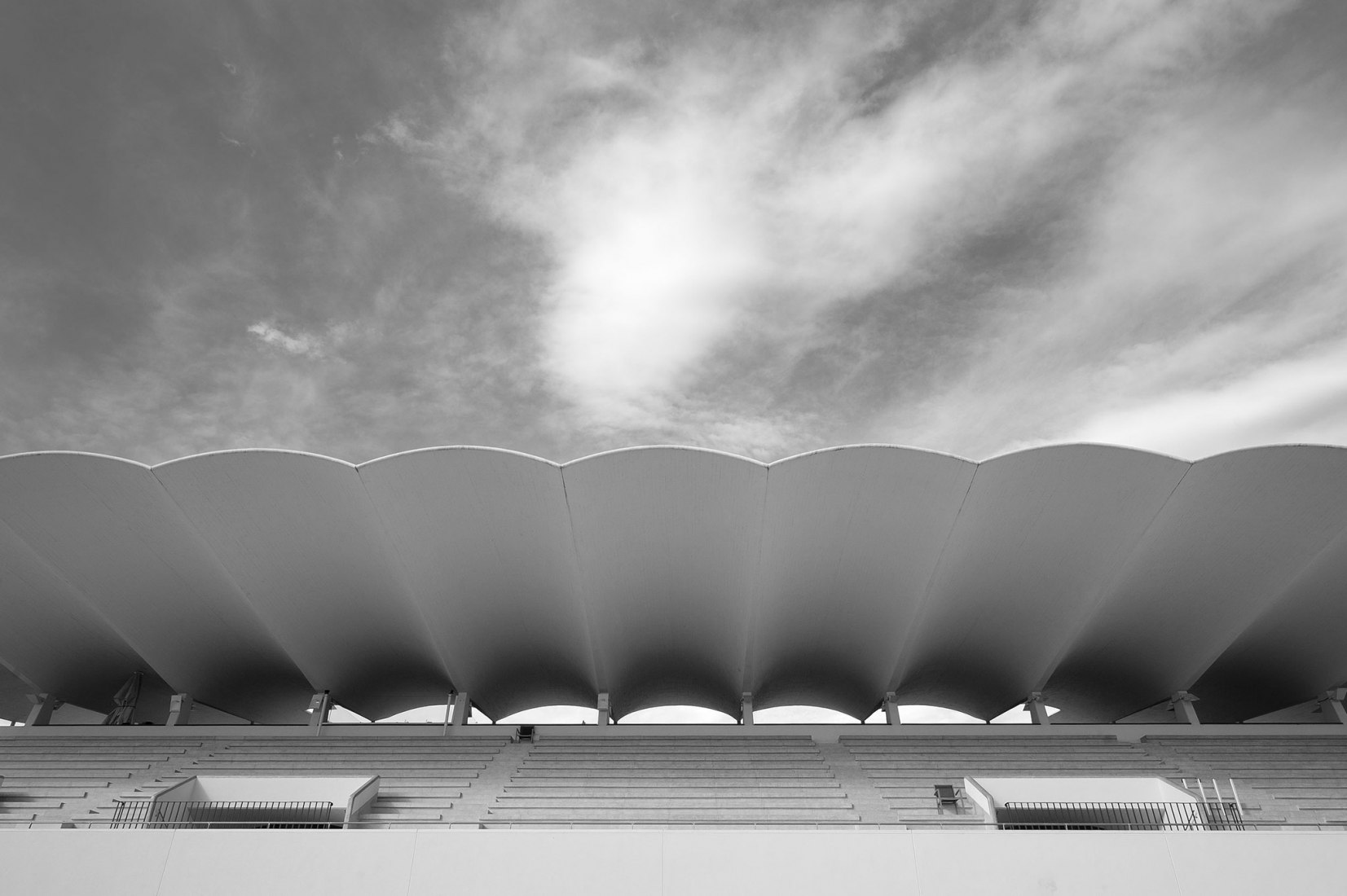 "Revised architectures", with the Hipódromo de la Zarzuela, in Madrid, of Arniches and Domínguez, and Torroja. Photograph by © Ana Amado