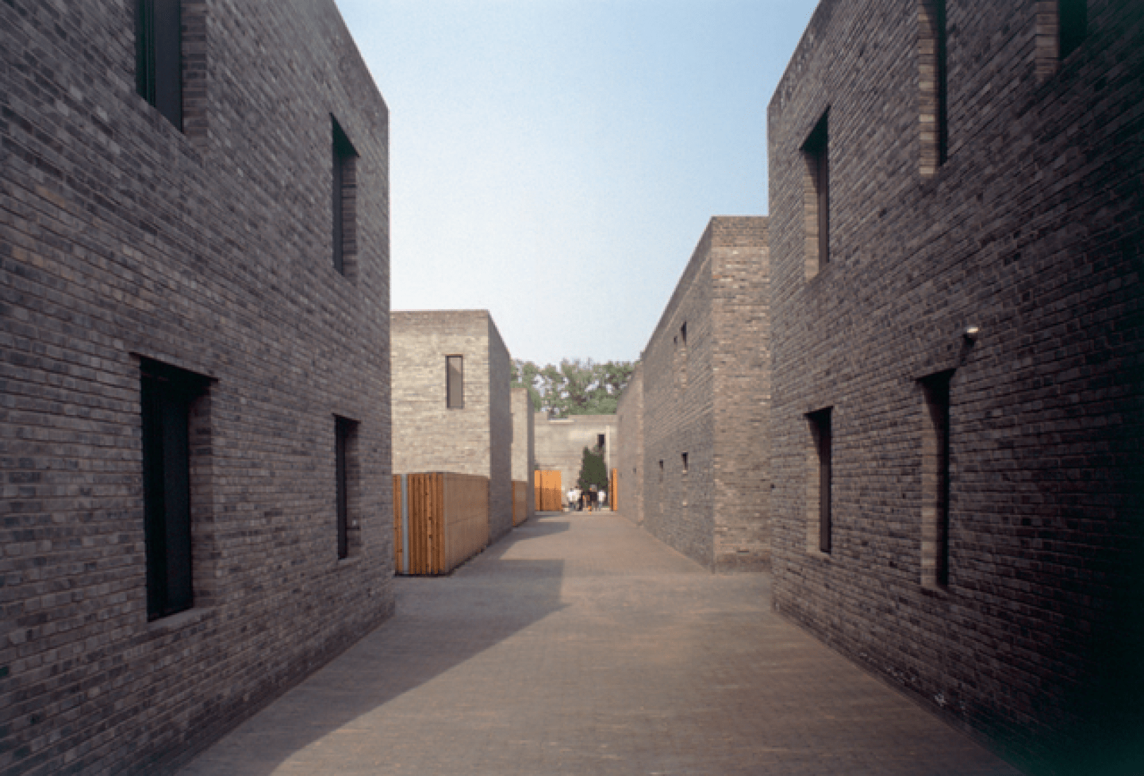 Talleres de artistas. Patios de Ladrillo Gris, Barrio de Caochangdi, Pekín. Por Fake Design, Ai Weiwei