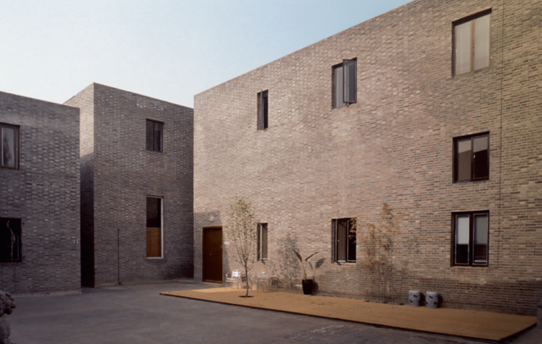 Talleres de artistas. Patios de Ladrillo Gris, Barrio de Caochangdi, Pekín. Por Fake Design, Ai Weiwei