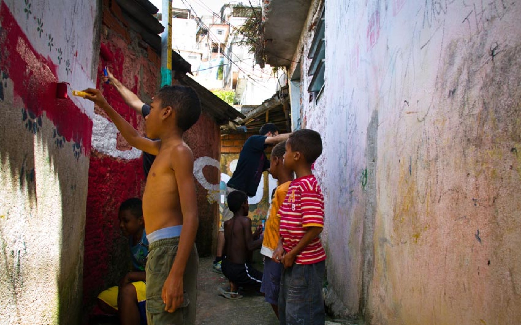 Niños de la zona ayudando a Boamistura en la intervención. "Luz nas vielas", Sao Paulo, Brasil. @ Cortesía de BOAMISTURA.