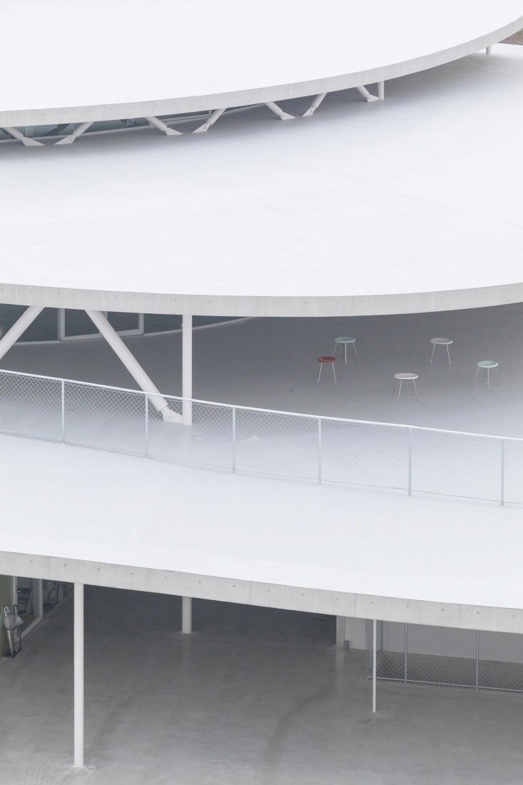 Edificio de la facultad de artes y ciencias de la Universidad de Artes de Osaka por Kazuyo Sejima. Fotografía por Vincent Hecht