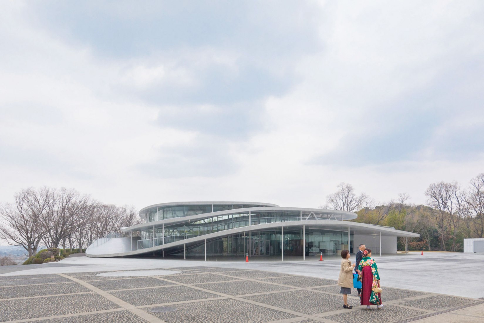 Edificio de la facultad de artes y ciencias de la Universidad de Artes de Osaka por Kazuyo Sejima. Fotografía por Vincent Hecht