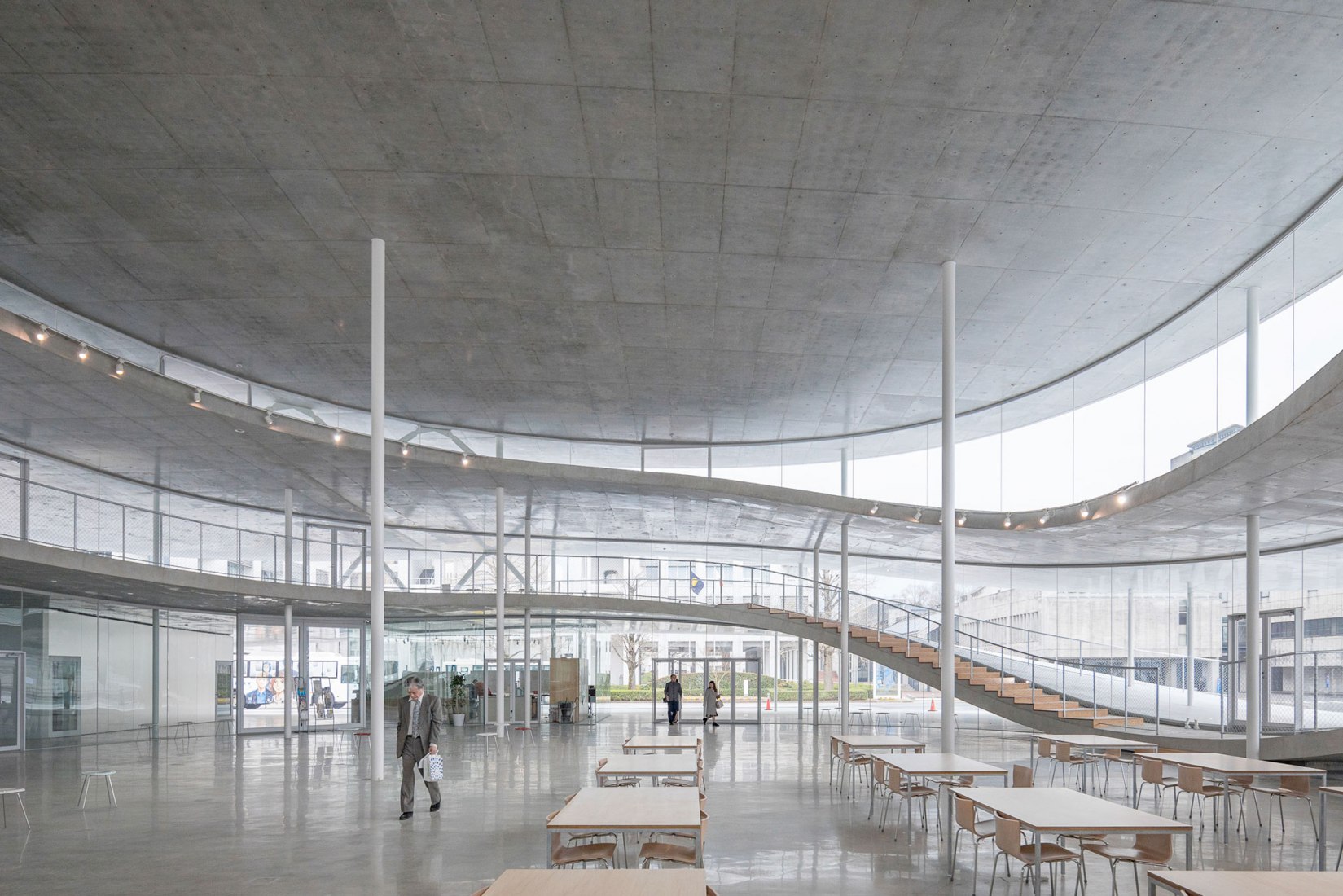 Edificio de la facultad de artes y ciencias de la Universidad de Artes de Osaka por Kazuyo Sejima. Fotografía por Vincent Hecht