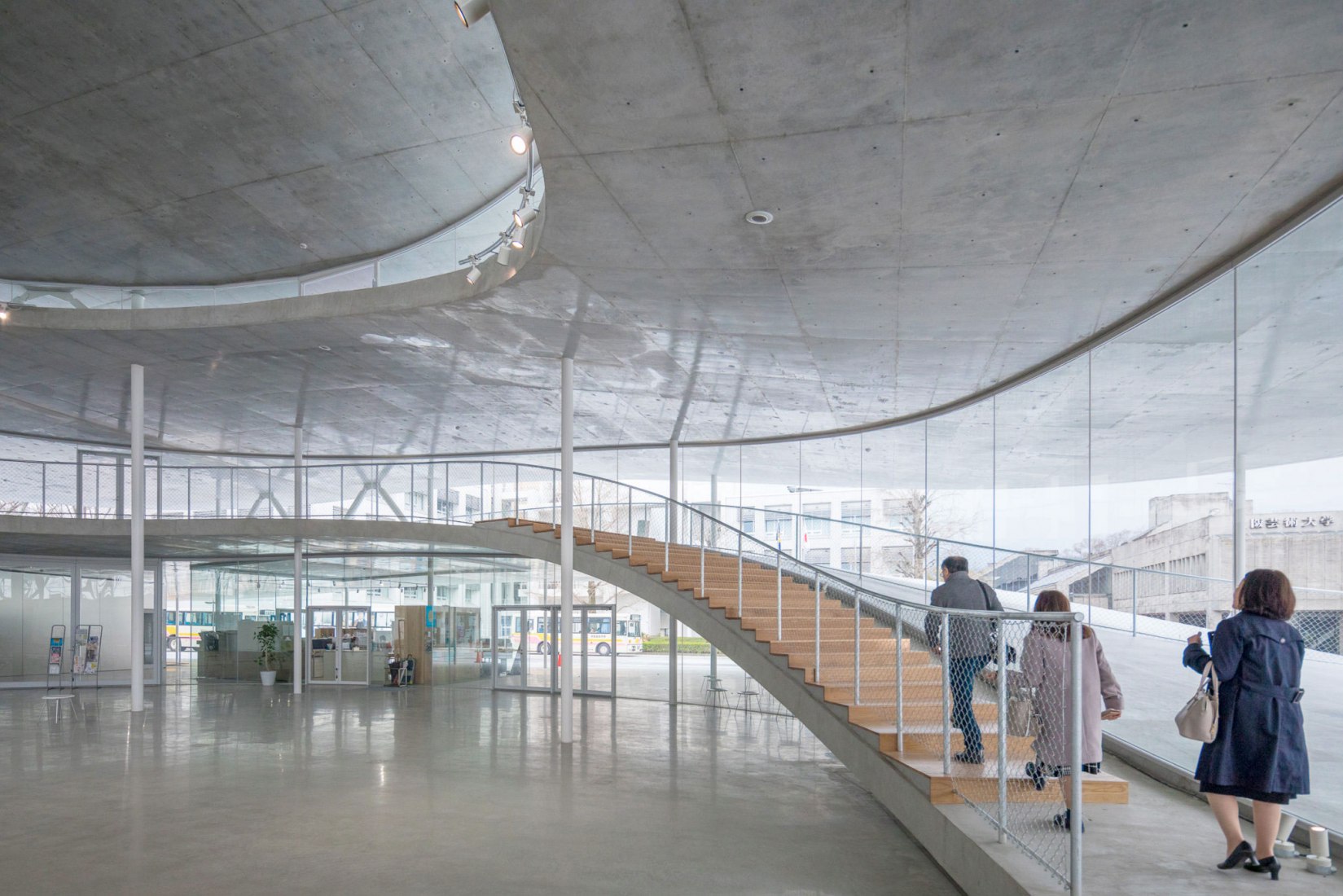 Edificio de la facultad de artes y ciencias de la Universidad de Artes de Osaka por Kazuyo Sejima. Fotografía por Vincent Hecht