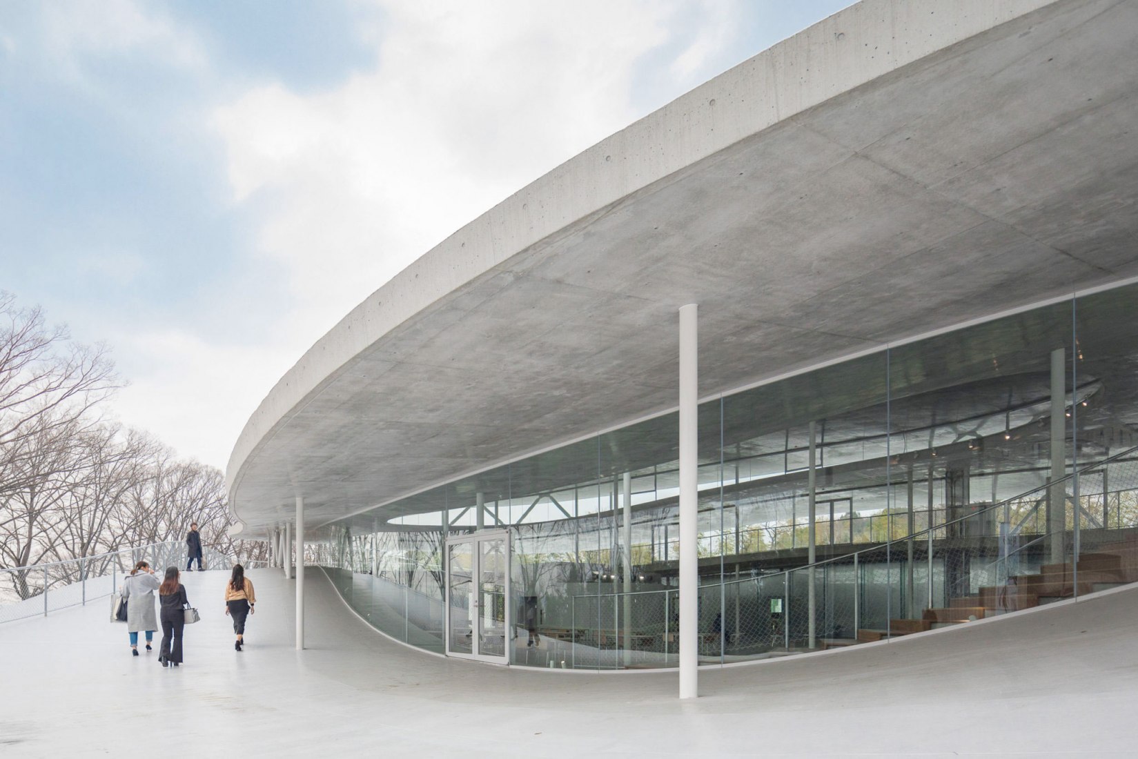 Edificio de la facultad de artes y ciencias de la Universidad de Artes de Osaka por Kazuyo Sejima. Fotografía por Vincent Hecht