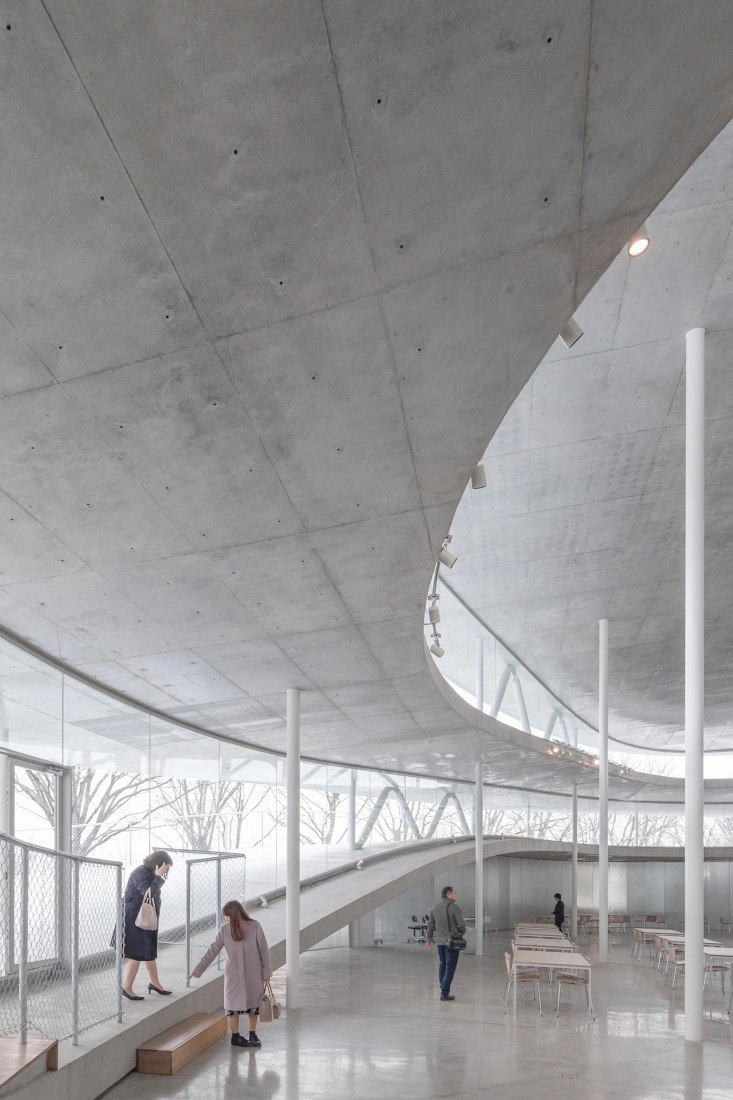 Edificio de la facultad de artes y ciencias de la Universidad de Artes de Osaka por Kazuyo Sejima. Fotografía por Vincent Hecht