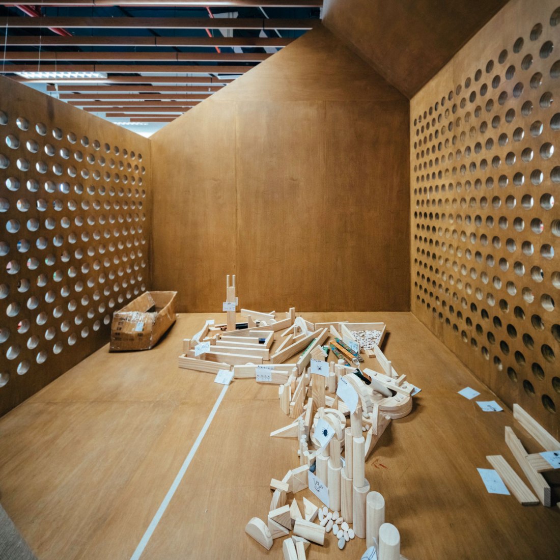 "¿No más espacio libre? Les permitimos a los niños imaginarse "- La tapa de la oruga. Imagen cortesía del Pabellón de Singapur, 16ª Exposición Internacional de Arquitectura, La Biennale di Venezia