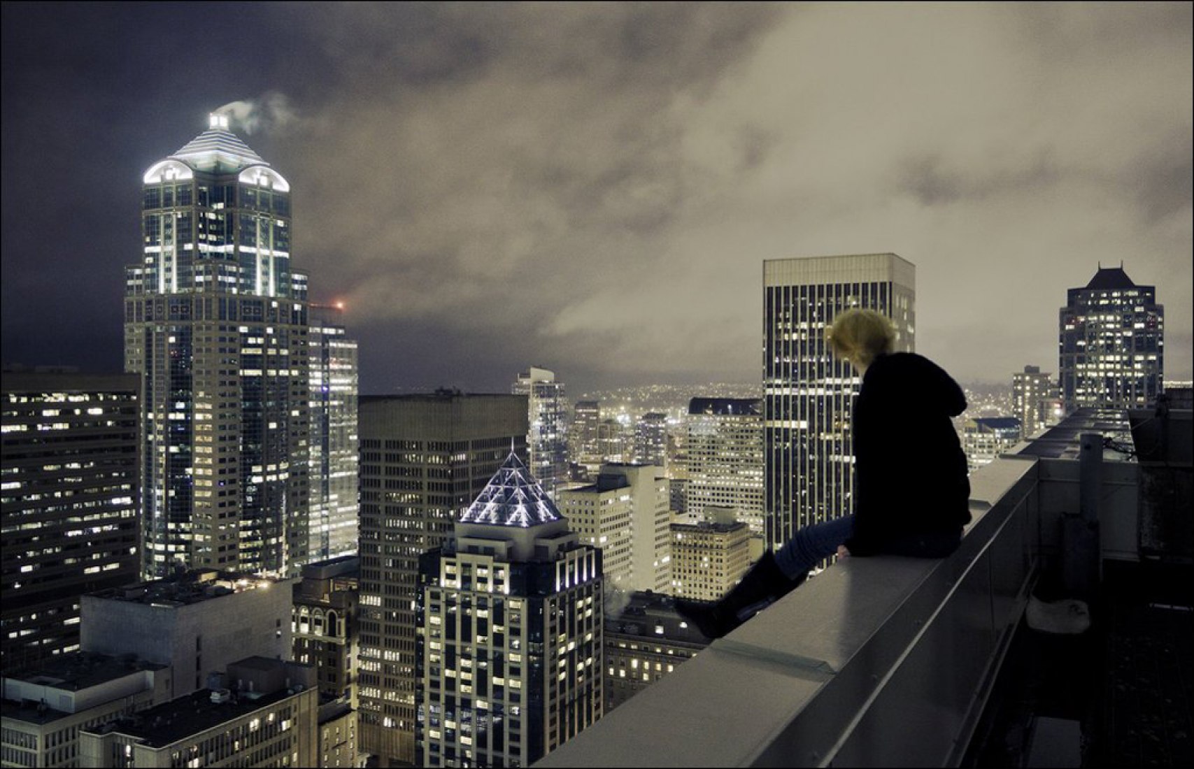 Человек на крыше небоскреба ночью