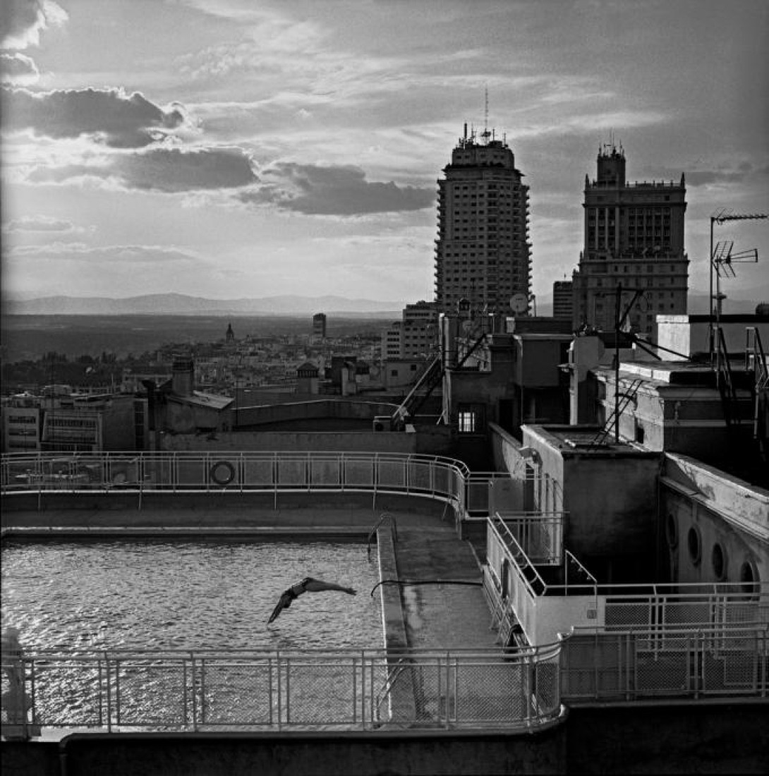 Piscina sobre la cubierta de un edificio de la Gran Vía, Madrid. Fotografía © Enrique Sáenz de San Pedro. 