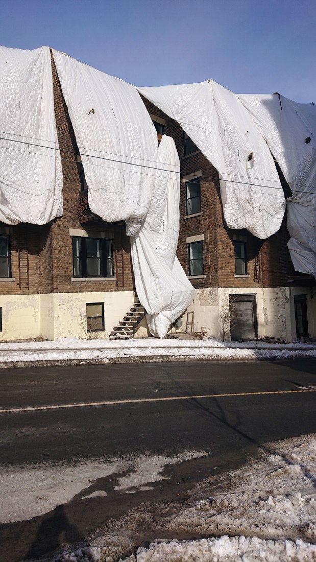 Il faut laver son linge en famille. Fotografía por Howard Davies