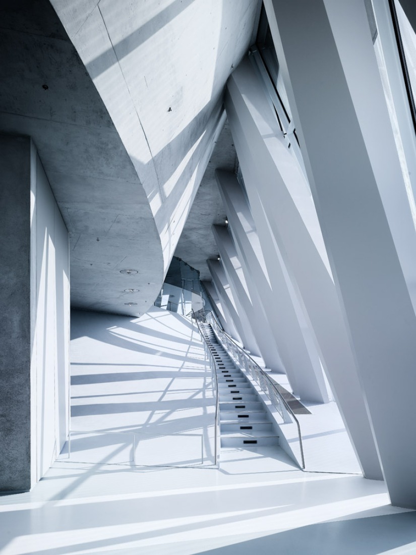 Mercedes-Benz Museum (2006), Stuttgart/Germany. Photograph © Michael Schnell