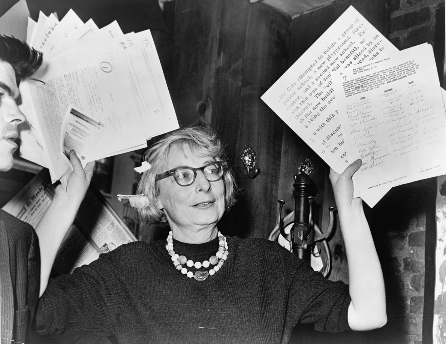 Jane Jacobs en 1961. Fotografía © Phil Stanziola. Imagen cortesía de la Biblioteca del Congreso de los EEUU.