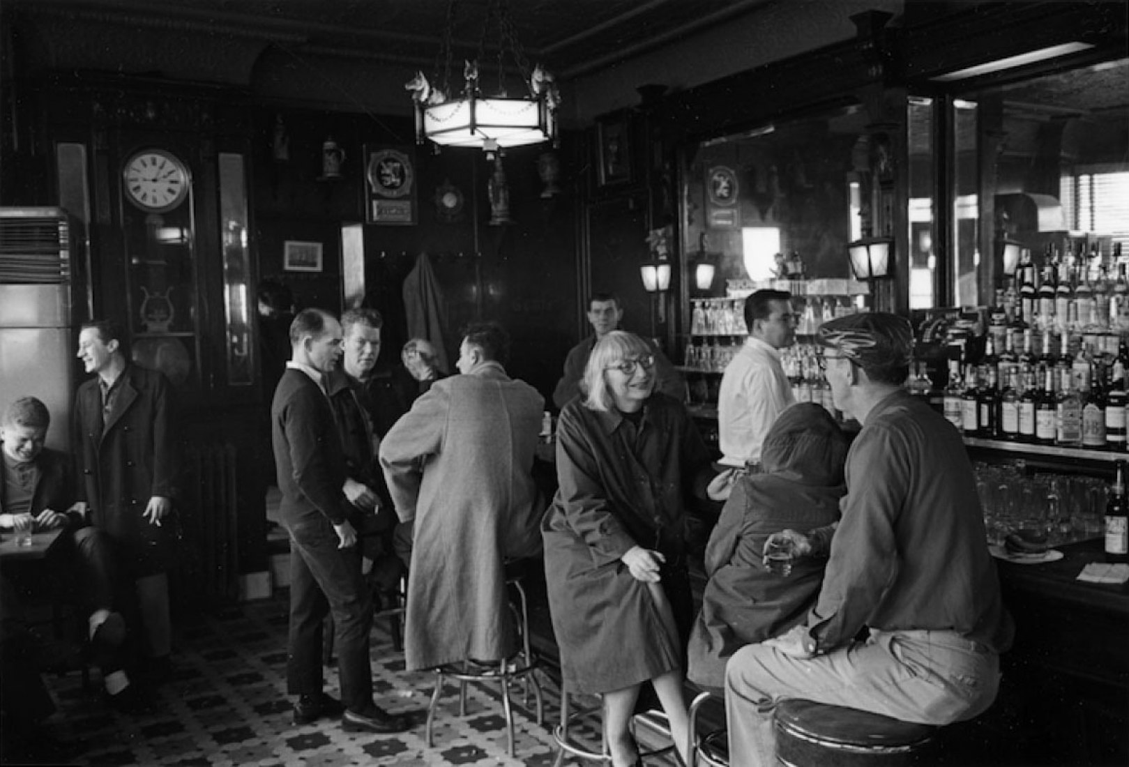 Jane Jacobs en la White Horse Tavern. Fotografía © Cervin Robinson/New York Times.