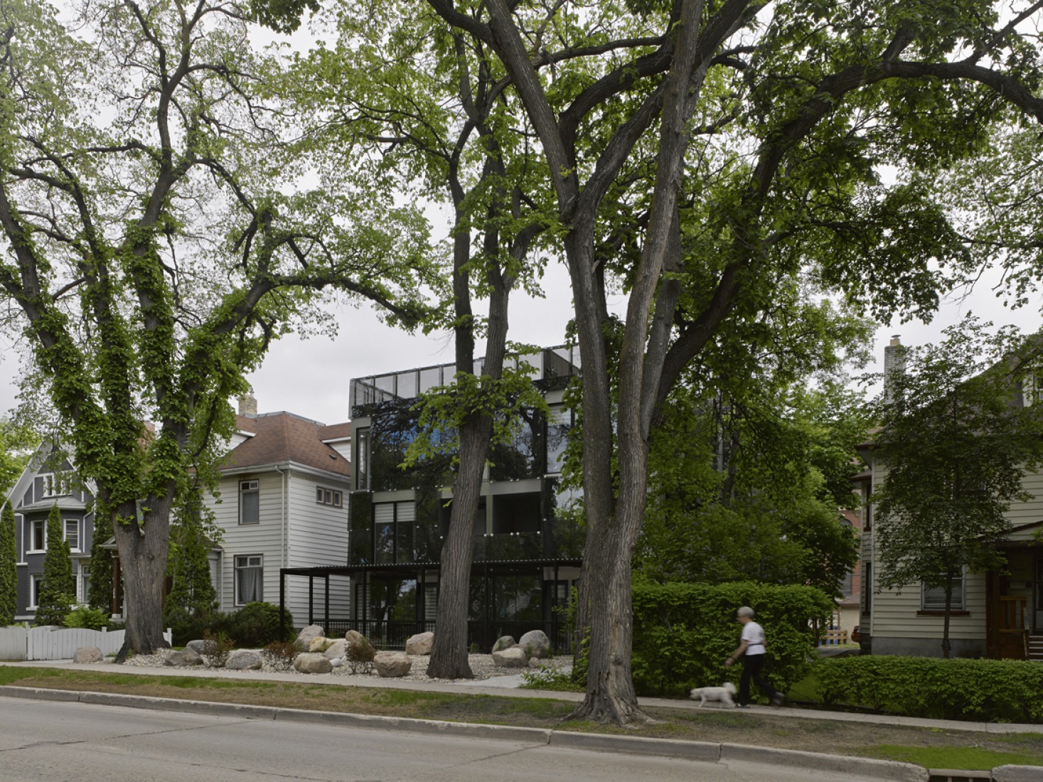 Vista exterior. Bloque de apartamentos 548 Stradbrook por 5468796 Architecture. Fotografía ©James Brittain Photography. 