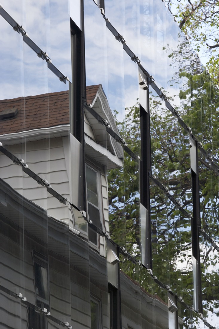 Vista exterior. Detalle de la fachada. Bloque de apartamentos 548 Stradbrook por 5468796 Architecture. Fotografía ©James Brittain Photography.