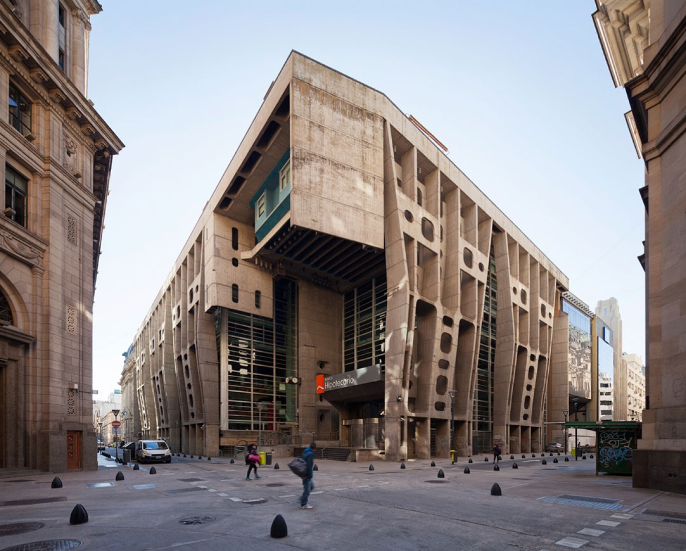 Exterior view. Bank of London by Clorindo Testa and SEPRA. Photography ©Federico Cairoli.