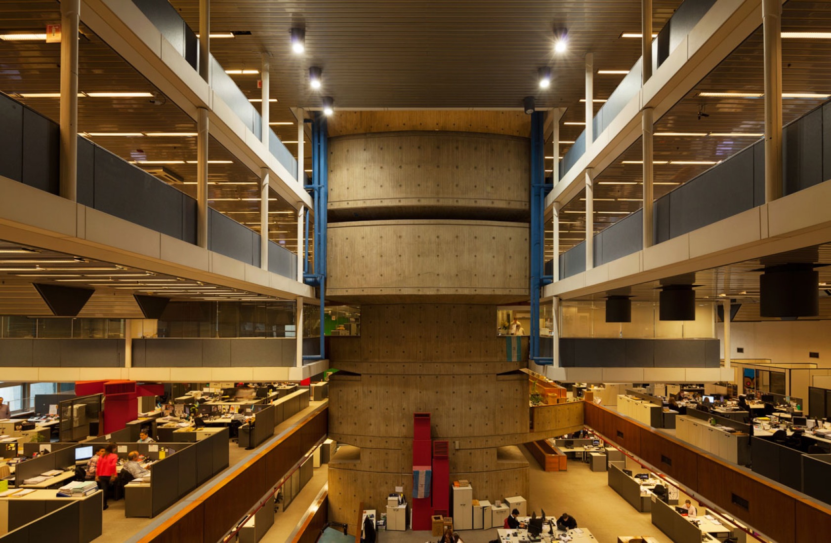 Interior view. Bank of London by Clorindo Testa and SEPRA. Photography ©Federico Cairoli.