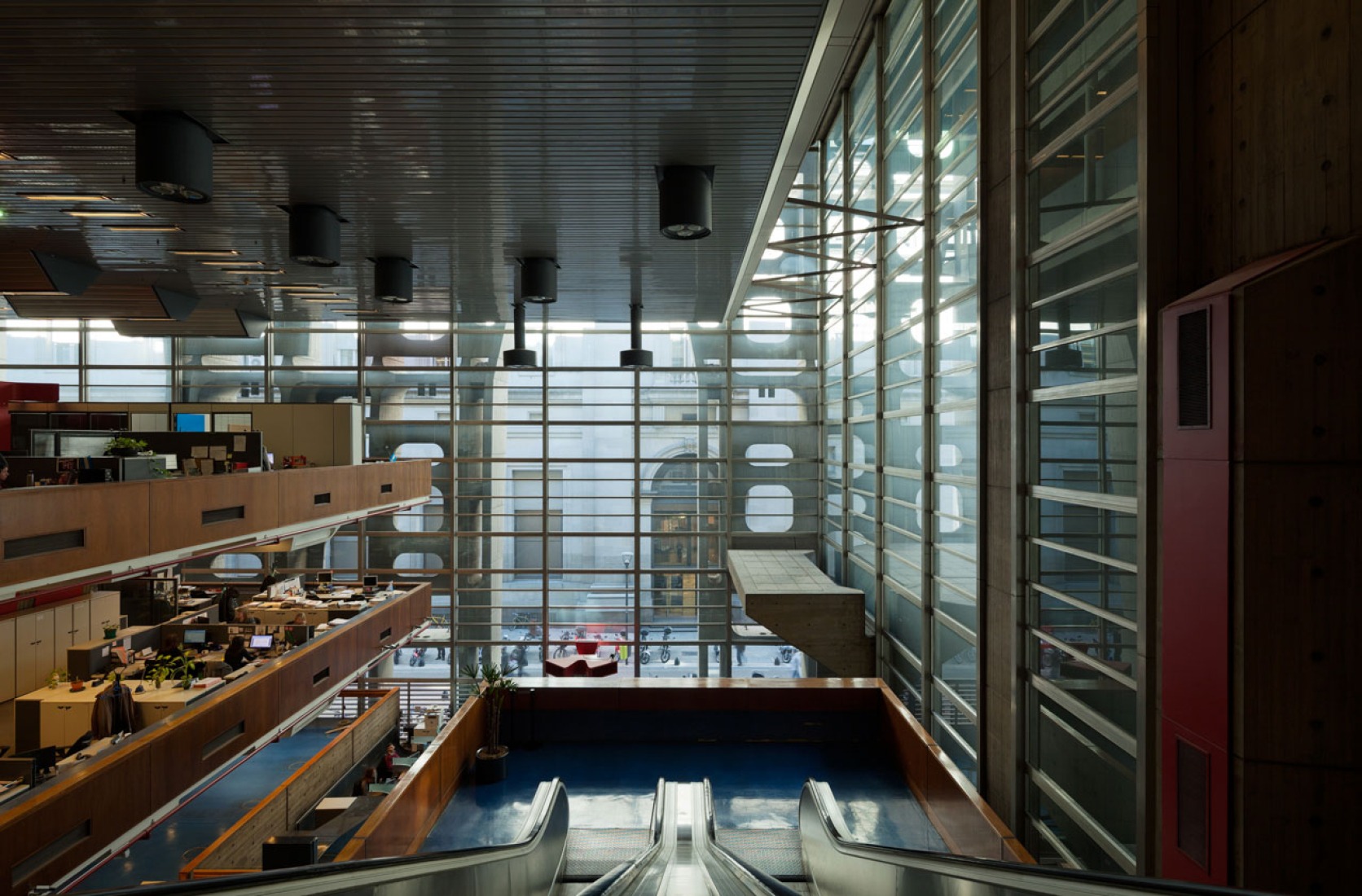 Interior view. Bank of London by Clorindo Testa and SEPRA. Photography ©Federico Cairoli.