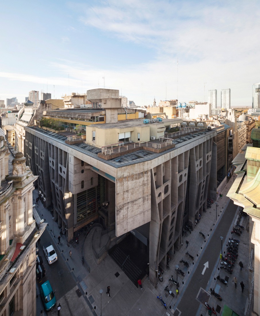 Exterior view. Bank of London by Clorindo Testa and SEPRA. Photography ©Federico Cairoli.