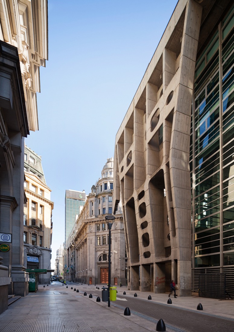 Exterior view. Bank of London by Clorindo Testa and SEPRA. Photography ©Federico Cairoli.