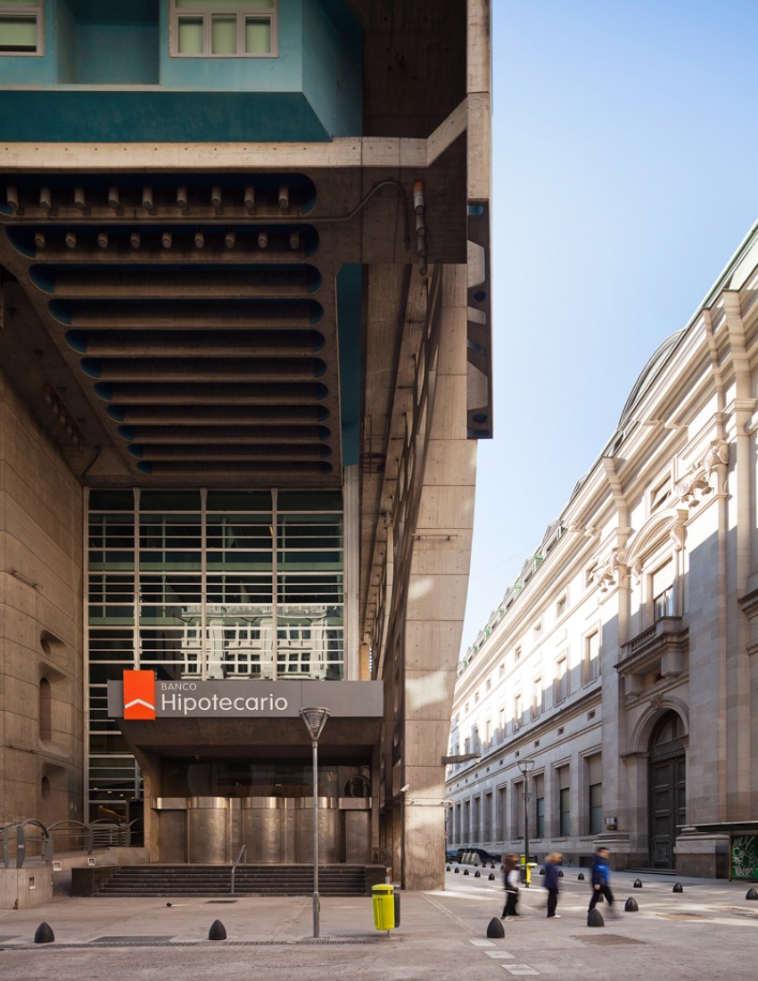 Exterior view. Bank of London by Clorindo Testa and SEPRA. Photography ©Federico Cairoli.