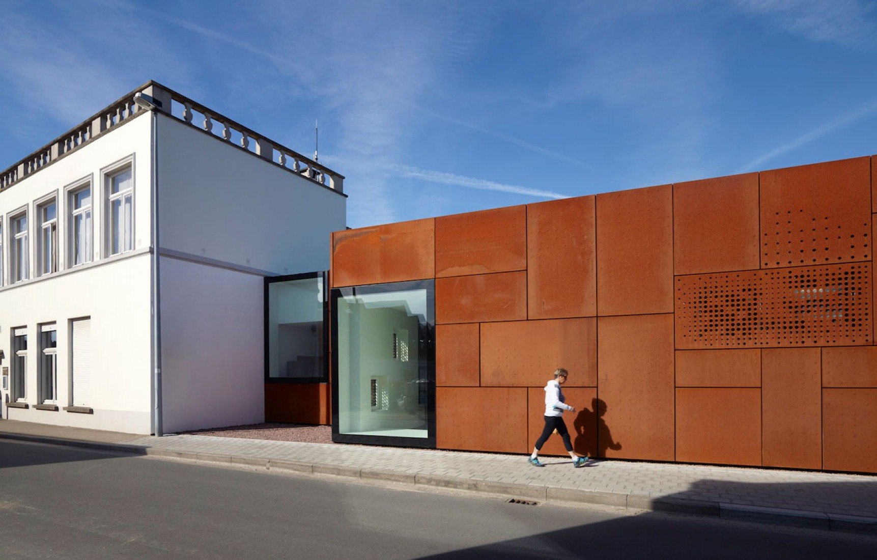 Exterior night view. City library in Bruges by Studio Farris. Photography by Lumecore/Toon Grobet. 