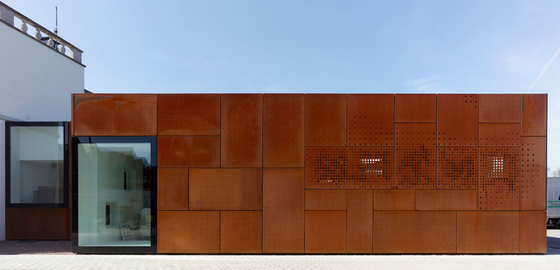 Exterior view. City library in Bruges by Studio Farris. Photography by Lumecore/Toon Grobet.