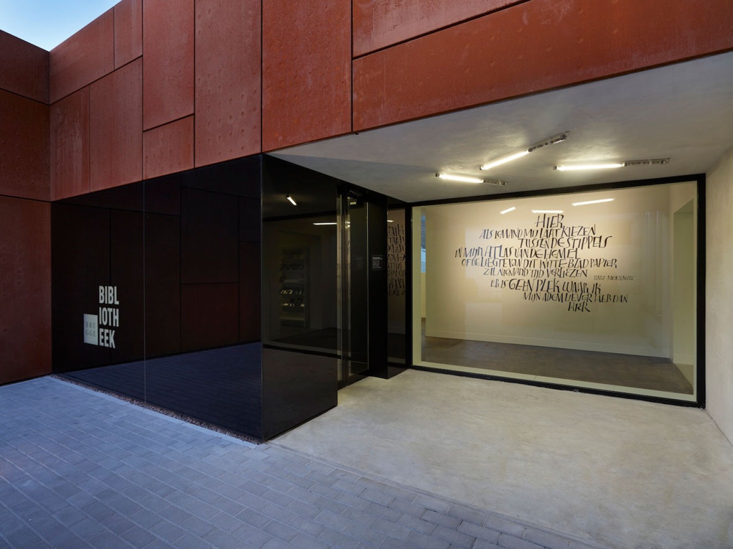 Exterior night view. City library in Bruges by Studio Farris. Photography by Lumecore/Toon Grobet. 