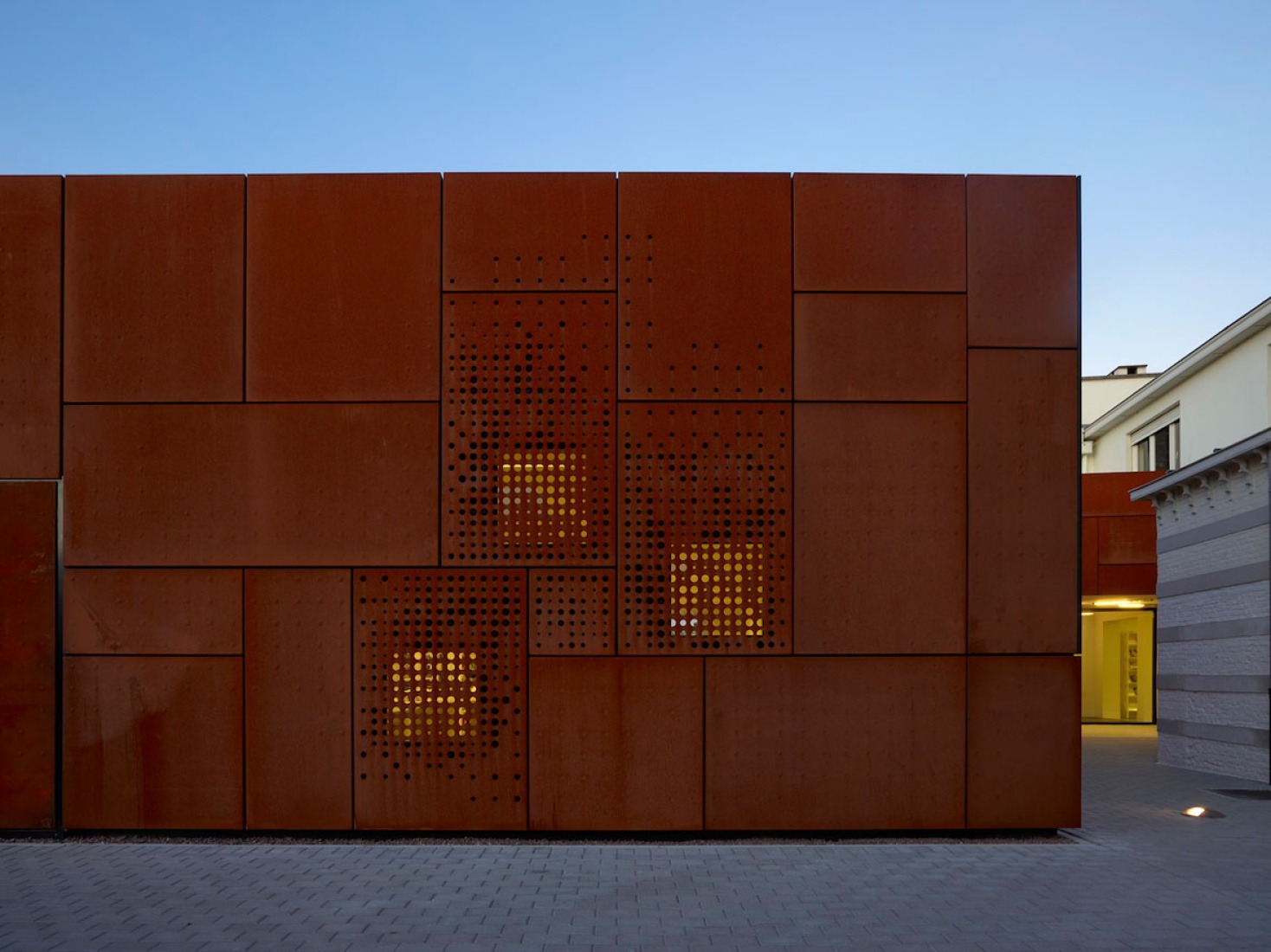 Exterior night view. City library in Bruges by Studio Farris. Photography by Lumecore/Toon Grobet. 