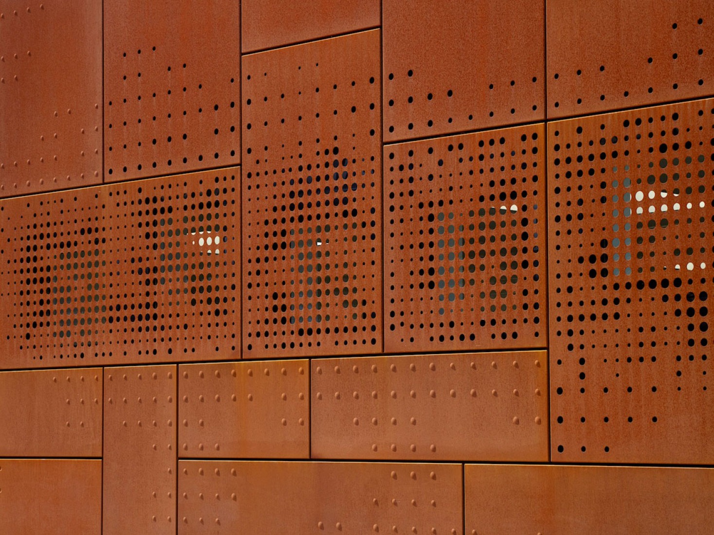 Exterior view. Facade's detail. City library in Bruges by Studio Farris. Photography by Lumecore/Toon Grobet.